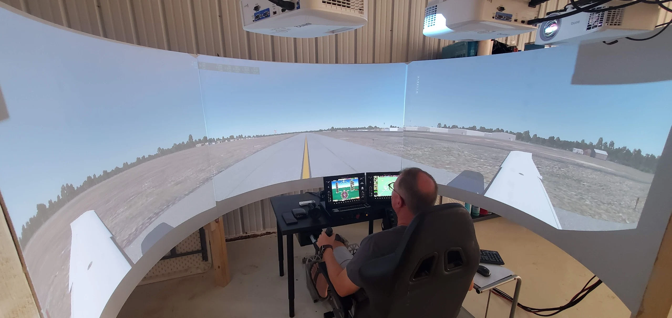 Curved projection-screen simulator